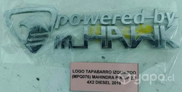 Logo Tapabarro Izq (MPQ076) Mahindra Pik Up 2018