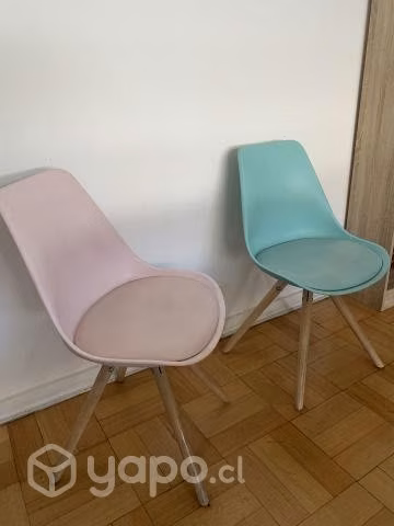 Sillas Eames Rosa y Celeste