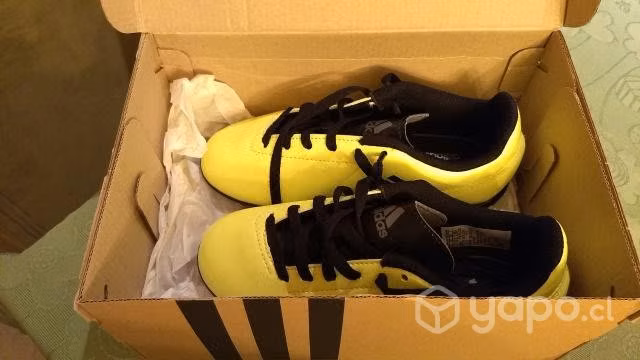 Zapato fútbol Adidas - niño (talla 30 Chile) NUEVO