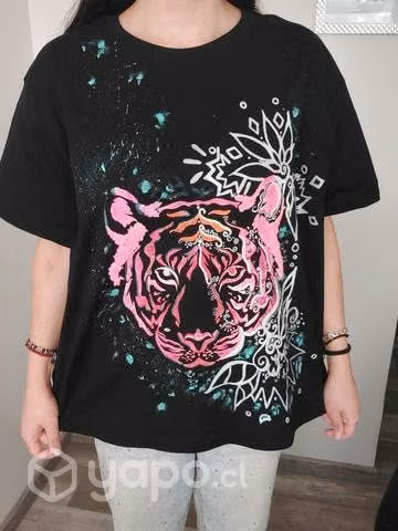 Polera negra diseño tigre fucsia Talla XL unisex