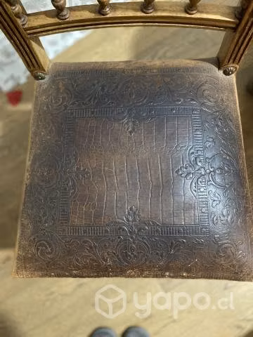 Comedor antiguo de madera tallada y cuero repujado