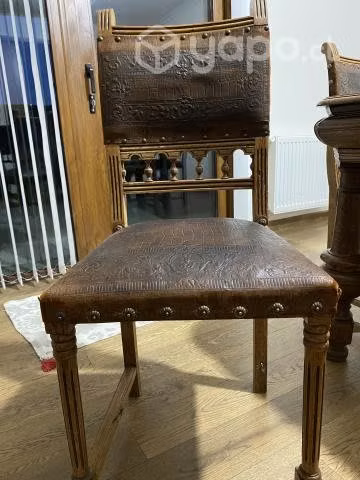 Comedor antiguo de madera tallada y cuero repujado