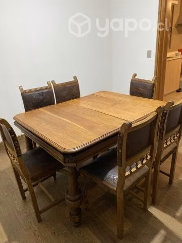Comedor antiguo de madera tallada y cuero repujado
