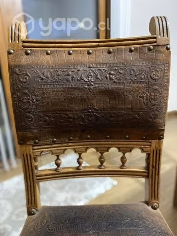 Comedor antiguo de madera tallada y cuero repujado