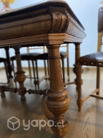 Comedor antiguo de madera tallada y cuero repujado