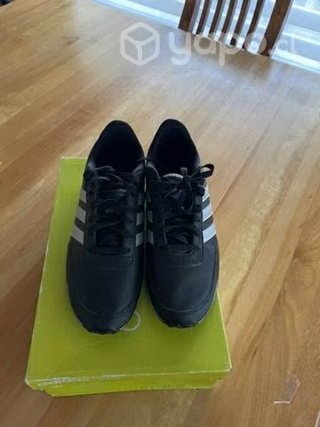 Zapatos levis y zapatillas adidas