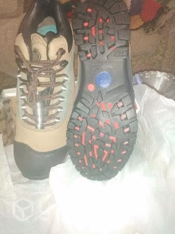 dos pares de zapatos de seguridad - Imagen 2
