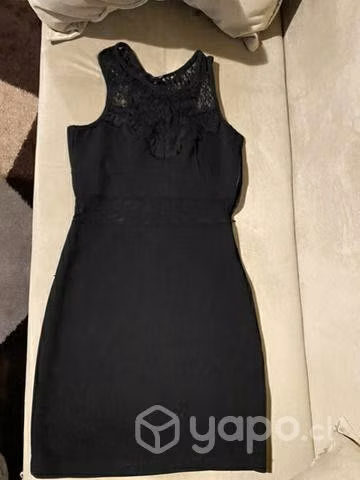 Hermoso vestido negro con encaje y transparencia