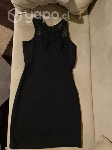 Hermoso vestido negro con encaje y transparencia