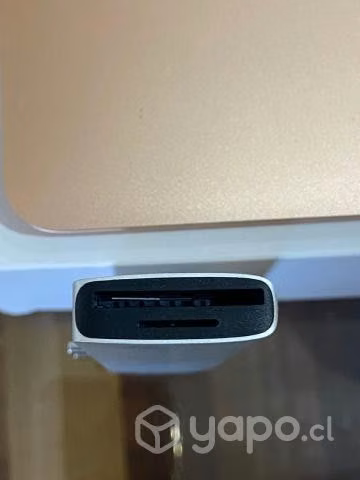 MacBook Air M1 con accesorios originales