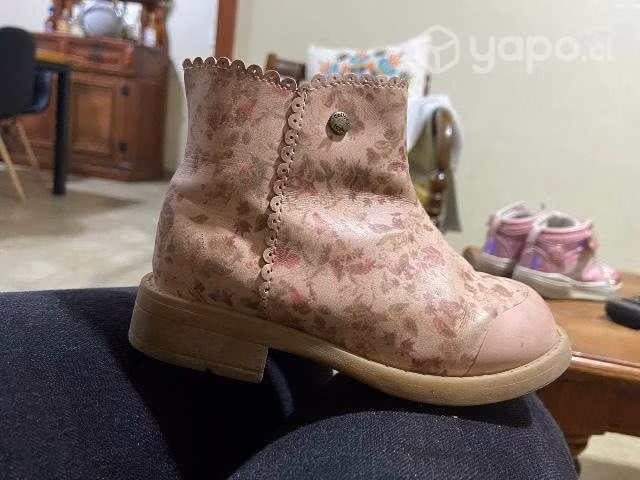 Hermosos zapatos de niña