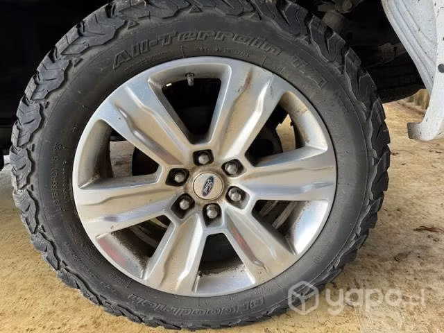Llanta con neumáticos Ford F150 Platinum