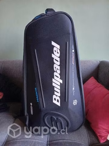Bolso Bullpadel usado, sin detalles.
