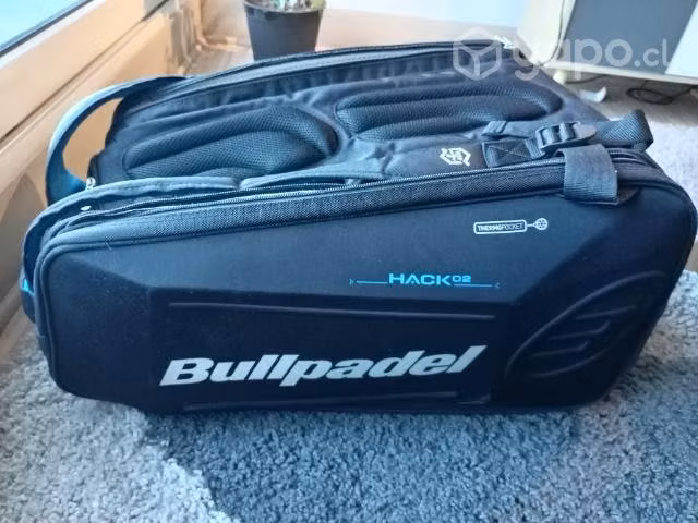 Bolso Bullpadel usado, sin detalles.