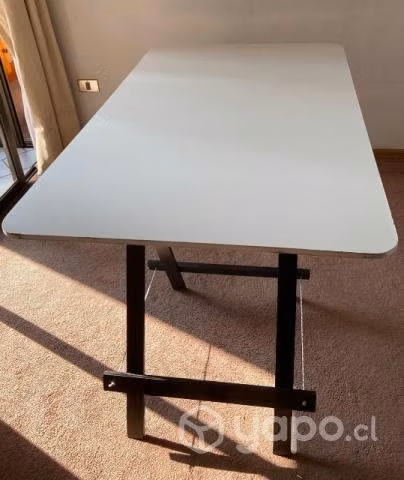 Mesa - tablero de melamina con dos caballetes