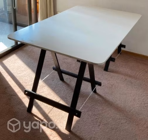 Mesa - tablero de melamina con dos caballetes
