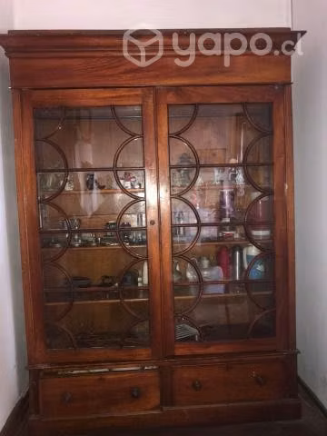 Elegante Vitrina Antigua de Nogal