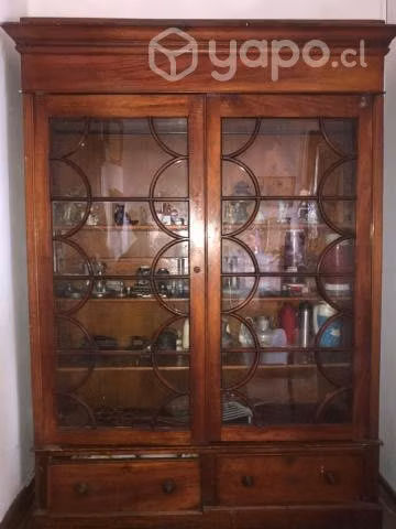 Elegante Vitrina Antigua de Nogal