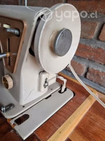 Mesa con Maquina de Coser Singer Antigua