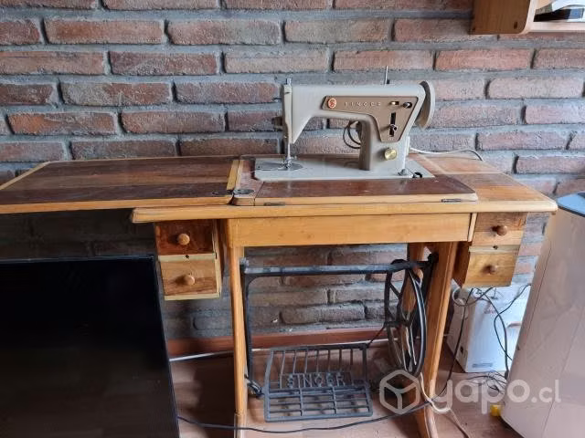 Mesa con Maquina de Coser Singer Antigua