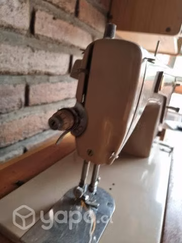 Mesa con Maquina de Coser Singer Antigua
