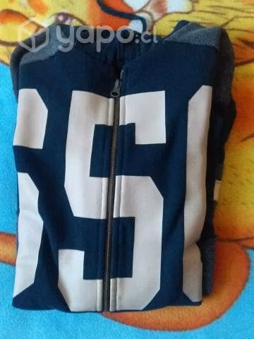 Polerón o sudadera negra