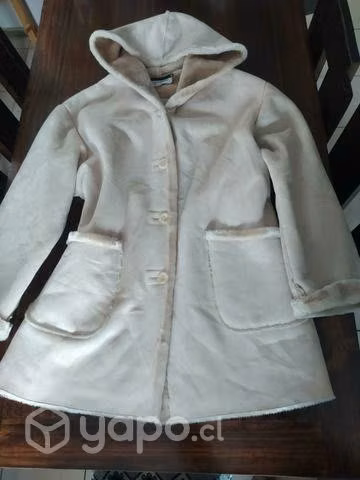 Bello abrigo de gamuza beige