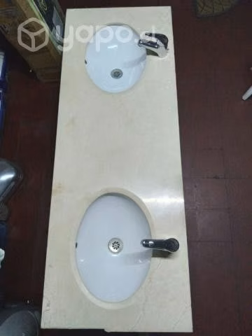 Cubierta de mármol con grifería completa. Baño