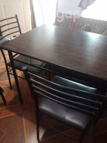 Comedor para cuatro personas en buenas condiciones