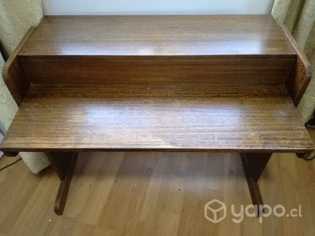 Escritorio de madera antiguo
