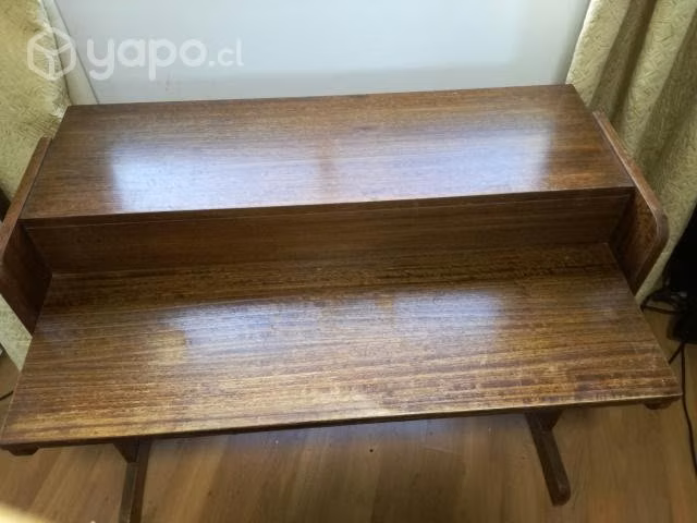 Escritorio de madera antiguo