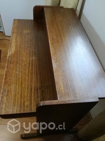 Escritorio de madera antiguo
