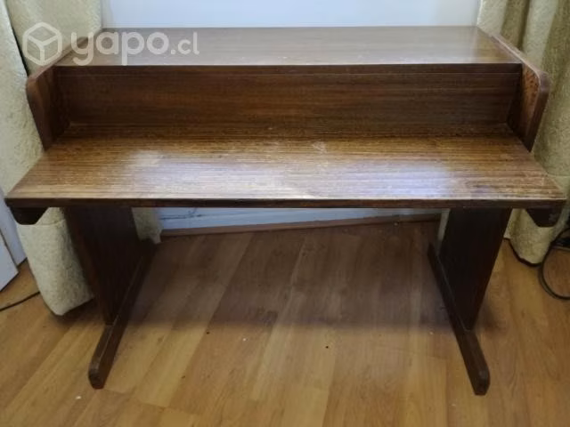 Escritorio de madera antiguo