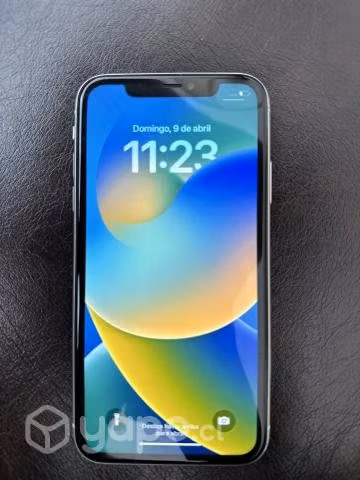 dos iphone 11 en colores blanco y negro