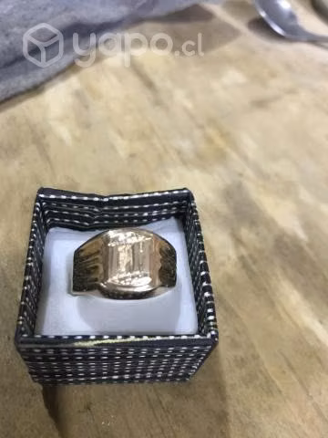 Anillo de oro