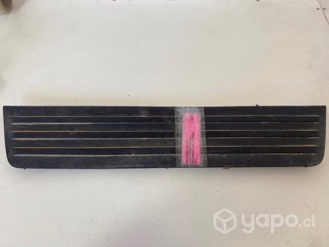 Moldura central parachoq tras Mitsubishi L200 2017