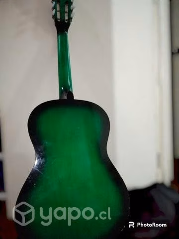 Guitarra acústica con su funda.