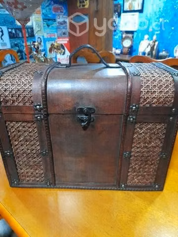 Hermoso baúl madera ,cuero,mimbre