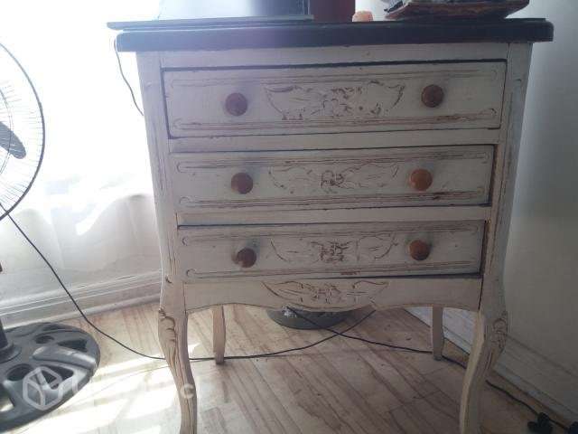 Comoda antigua de madera con tres cajones - Imagen 2