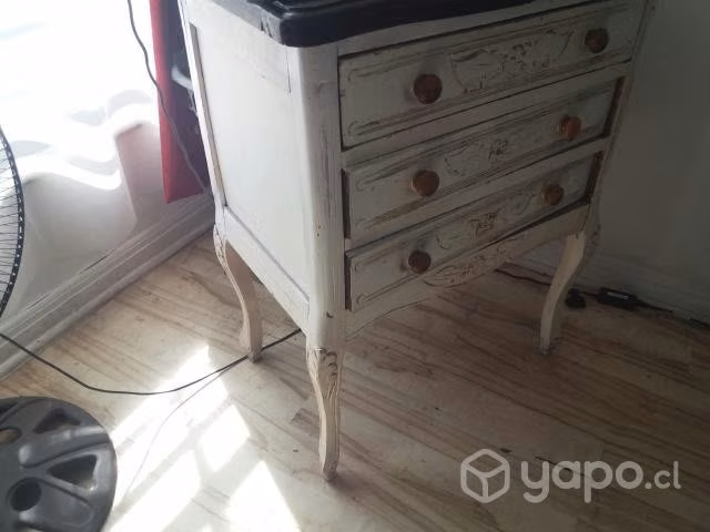 Comoda antigua de madera con tres cajones
