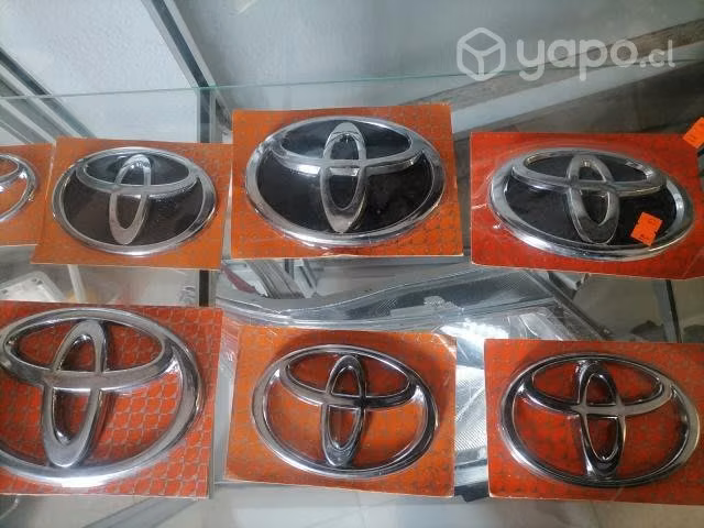 Logo delantero y trasero Toyota new yaris