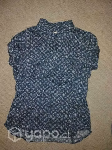 Camiseta azul con diseño