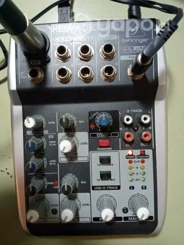 Mezcladora Behringer XENYX Q502USB + Mic TASCAM