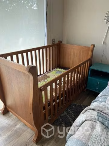 Cuna de madera cuja