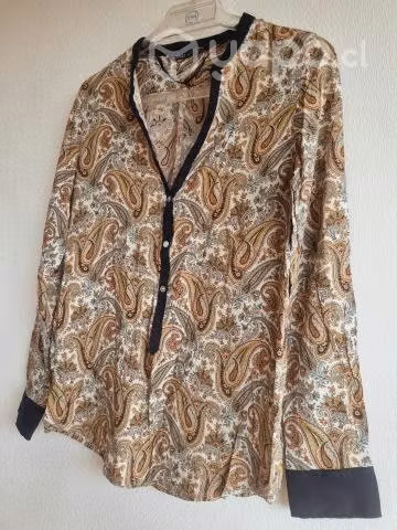 Blusa ZARA, Estampada tono tierra Botones. S