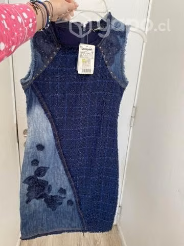 Vestido desigual con etiqueta
