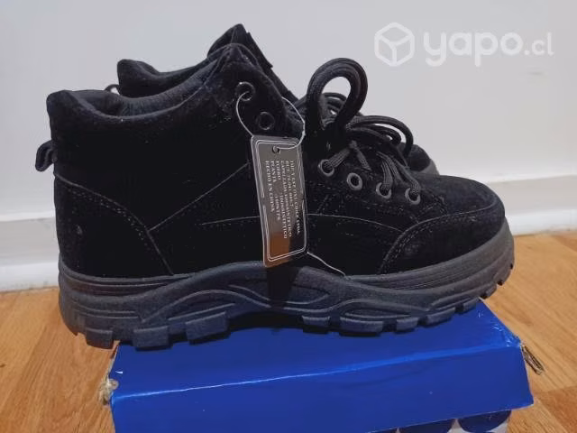 Botas, zapatilla, negras talla 40 nuevas