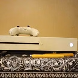 Xbox One S, con un control y 3 juegos