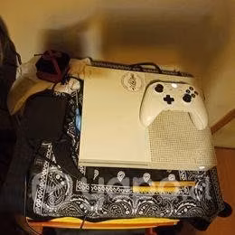 Xbox One S, con un control y 3 juegos