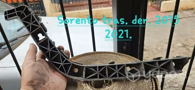 Mensula trasera derecha Sorento 2015 2021 buena